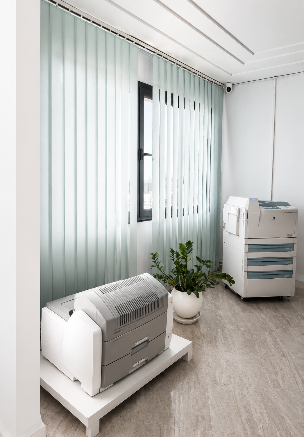 Local d'impression des clichés avec deux imprimantes médicales installées devant la fenêtre